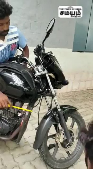 டூவீலரில் Travel செய்த நாகப்பாம்பு; Viral Video!