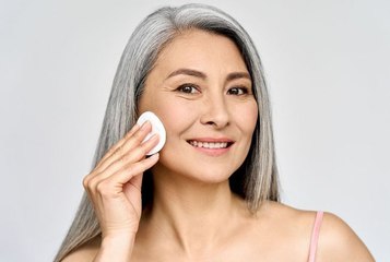 Anti-âge : ce geste anti-rides doit être évité après la ménopause, selon une dermatologue