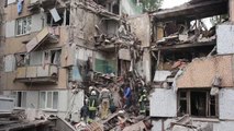 İtfaiye ekiplerinin Rus saldırılarında hasar gören sivil yerleşim yerlerindeki çalışmaları sürüyor