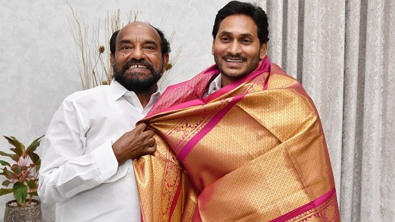 AP CM Jagan:ఆంధ్ర నిరుద్యోగుల‌కు తెలంగాణ‌లో ఒక్క ఉద్యోగ‌మైనా ఇప్పించ‌గ‌ల‌రా?  | Telugu Oneindia