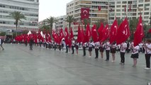 THK paraşüt eğitmenleri, gökyüzünde Türk bayrağı ve Atatürk posteri açtı