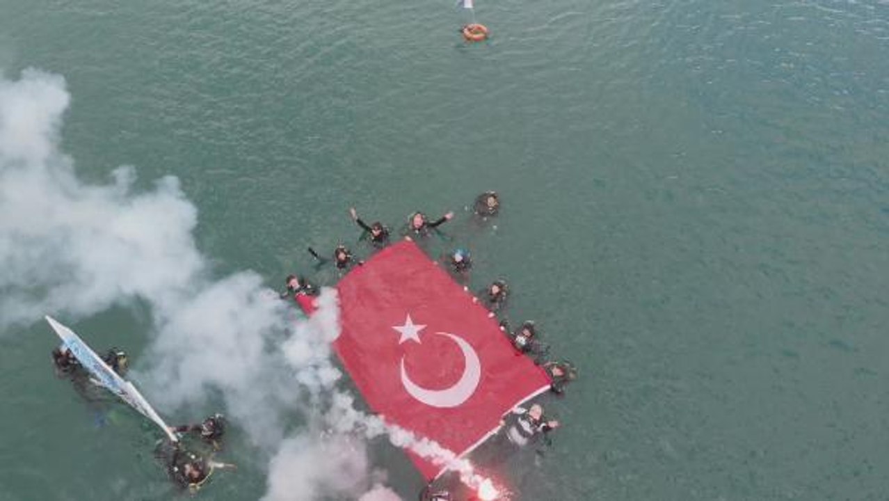 İSTANBUL-KADIKÖY'DE DENİZDE ATATÜRK PORTRESİYLE TÜRK BAYRAĞI AÇTILAR