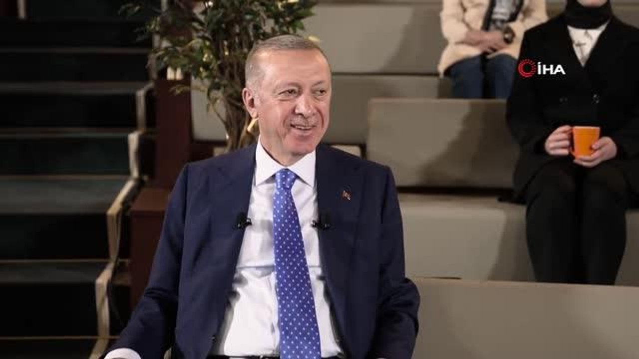 Cumhurbaşkanı Erdoğan: "Raket tutma stilimi soran genç kardeşimle dünyadaki örneklerden konuştuk. Bu tarzın son zamanlarda bazı dostlarla yaptığımız...