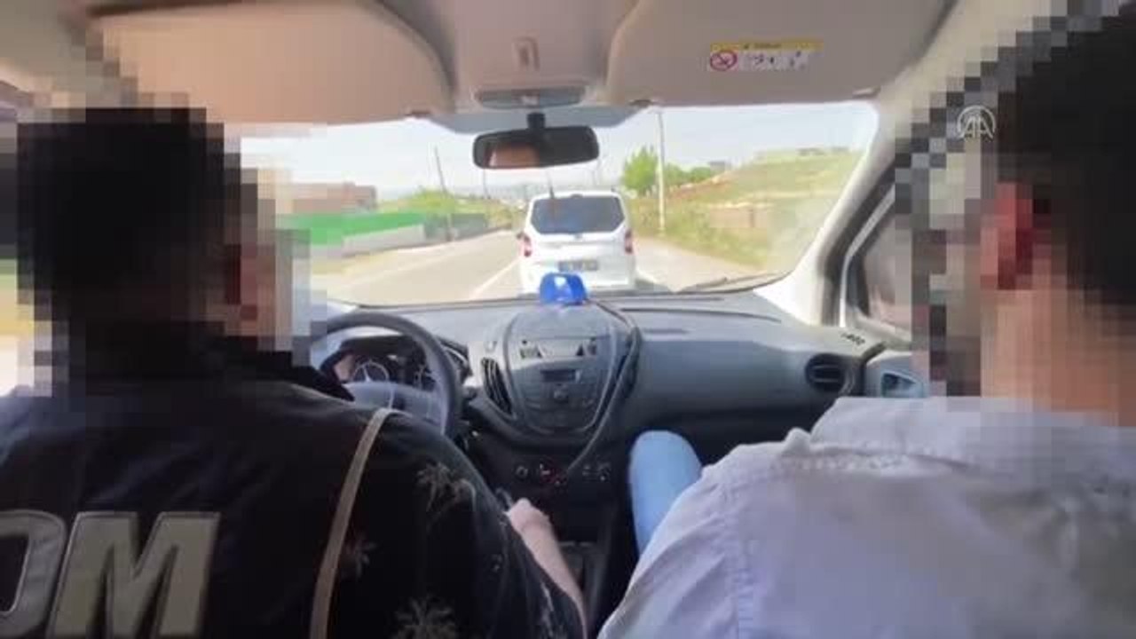 ŞANLIURFA  - Aracın ses sistemi içerisine gizlenen 267 kaçak cep telefonu ele geçirildi