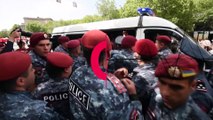 تصاویری از تظاهرات مخالفان دولت ارمنستان؛ پلیس صدها نفر را بازداشت کرد