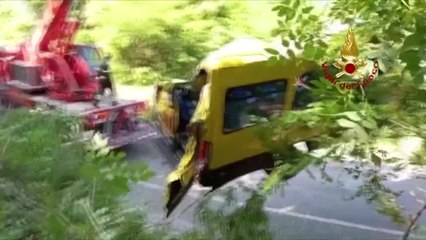 Scuolabus fuori strada alla Spezia, non c'erano bambini a bordo
