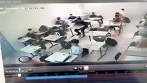 بالفيديو.. معلم ينقذ طالبًا ابتلع قطعة بلاستيكية بمدرسة في الرياض
