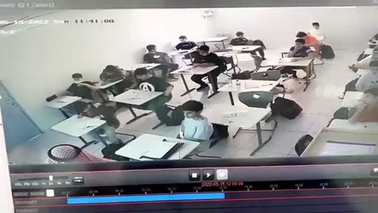 بالفيديو.. معلم ينقذ طالبًا ابتلع قطعة بلاستيكية بمدرسة في الرياض