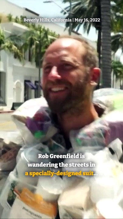 Dans les rues chics de Beverly Hills, un Américain porte sur le dos ses déchets de 30 jours pour lutter contre la surconsommation