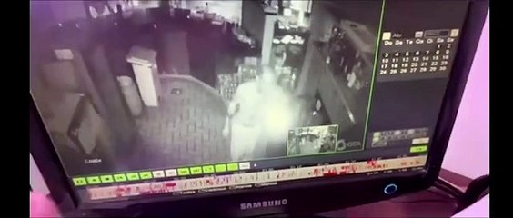 Câmera flagra 'peladão' furtando itens em restaurante