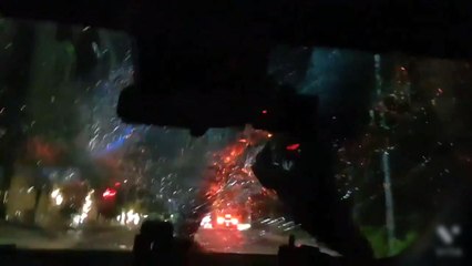 일가족 탄 차량 보닛 올라가 난동...만취 30대 검거 / YTN