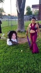 Niña vestida de Selena golpea piñata de Yolanda Saldívar en su cumpleaños
