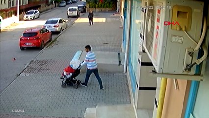 Evden çaldıklarını bebek arabasıyla taşıdı
