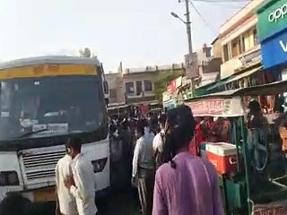 下载视频: roadways bus : रोडवेज बस की वायरिंग में अचानक लगी आग, खिड़कियों से कूदे यात्री-video