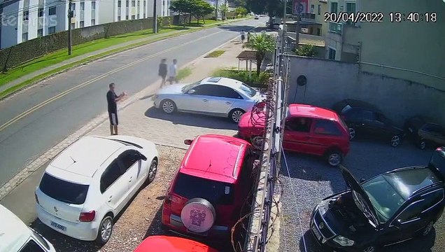 Il est tout content de récupérer sa voiture chez le garagiste mais ça ne va pas durer