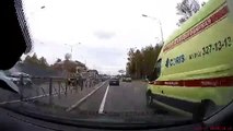 Un conducteur pressé suit de trop près une ambulance