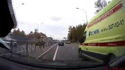 Un conducteur pressé suit de trop près une ambulance