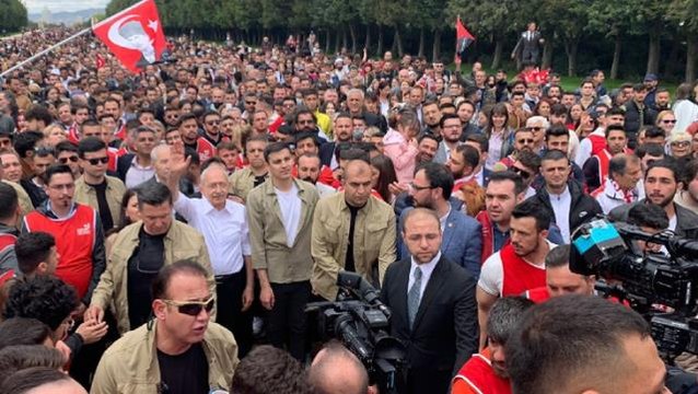 Gençlerle birlikte Anıtkabir'e yürüyen Kılıçdaroğlu: Çeteleri de SADAT'ları da ezerek yolumuza devam edeceğiz