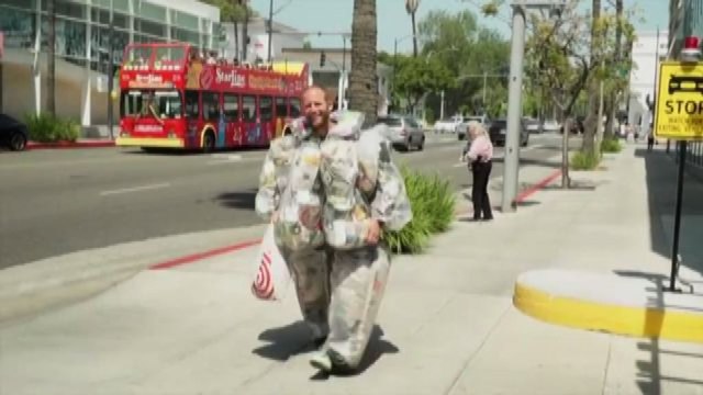 Un attivista Usa indossa la sua spazzatura per un mese