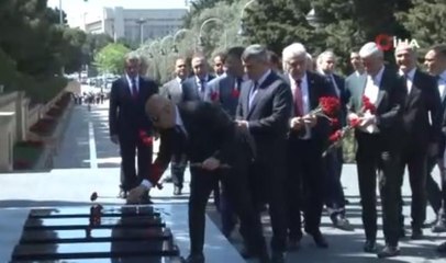Bakan Kirişci, Azerbaycan'da Türk ve Azerbaycan şehitliklerini ziyaret etti