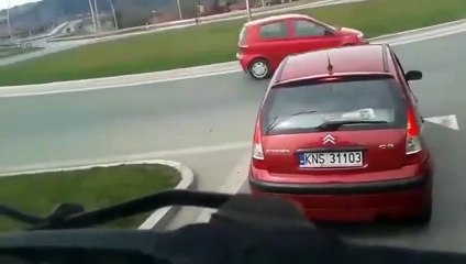 Pologne: Un automobiliste n'a pas encore compris le principe du rond-point