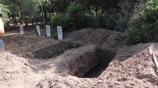 Girdikleri gölette boğulan ikizler defnedildi