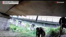 Ucrania | Soldados ucranianos vuelan un puente en la región de Lugansk