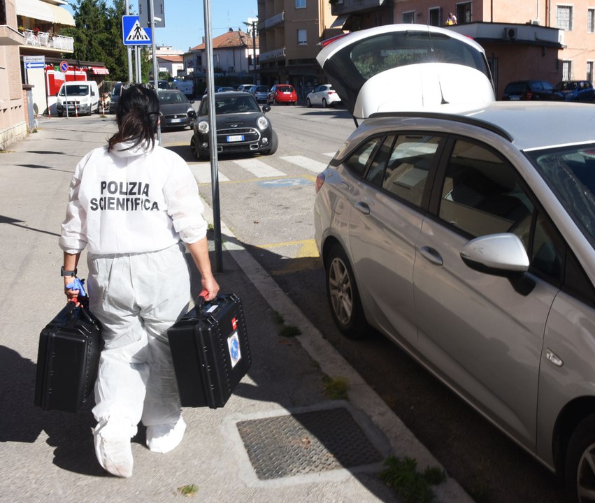 Omicidio a Rimini, ammazza la moglie e ferisce la figlia