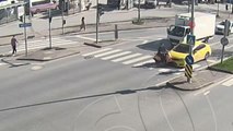 Yaya geçidinden motosikletle geçen sürücüye taksi böyle çarptı