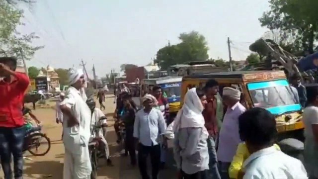 पेयजल किल्लत से परेशान महिलाओं ने जाम लगाकर एक घंटे तक रोका स्टेट हाइवे