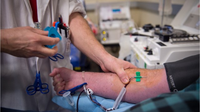 FEMME ACTUELLE - Covid-19 : les non-vaccinés ont-ils interdiction de donner leur sang ? L’Établissement français du sang répond