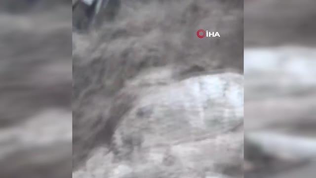 Sel sularında mahsur kalan tilkinin 11 dakikalık yaşam mücadelesi