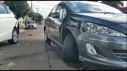Carros se envolvem em colisão no Country