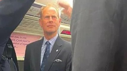 Le prince Edward étourdit les navetteurs alors qu'il prend le métro après les fiançailles du duc d'É