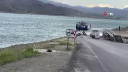 Elazığ'da fırtına feribotu sürükledi