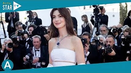 Cannes 2022 : Anne Hathaway majestueuse dans une magnifique robe blanche pour la montée des marches