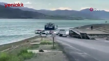 Elazığ'da şiddetli fırtına feribotu sürükledi!