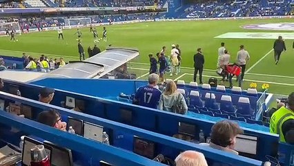 Ben Chilwell chatting to Chelsea teammates ahead of Leicester game