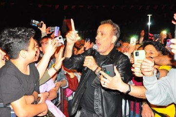 HALUK LEVENT, SOKAK KÖPEĞİYLE YERE UZANARAK SESLENDİRDİĞİ ŞARKILARLA HAYRANLARINI COŞTURDU