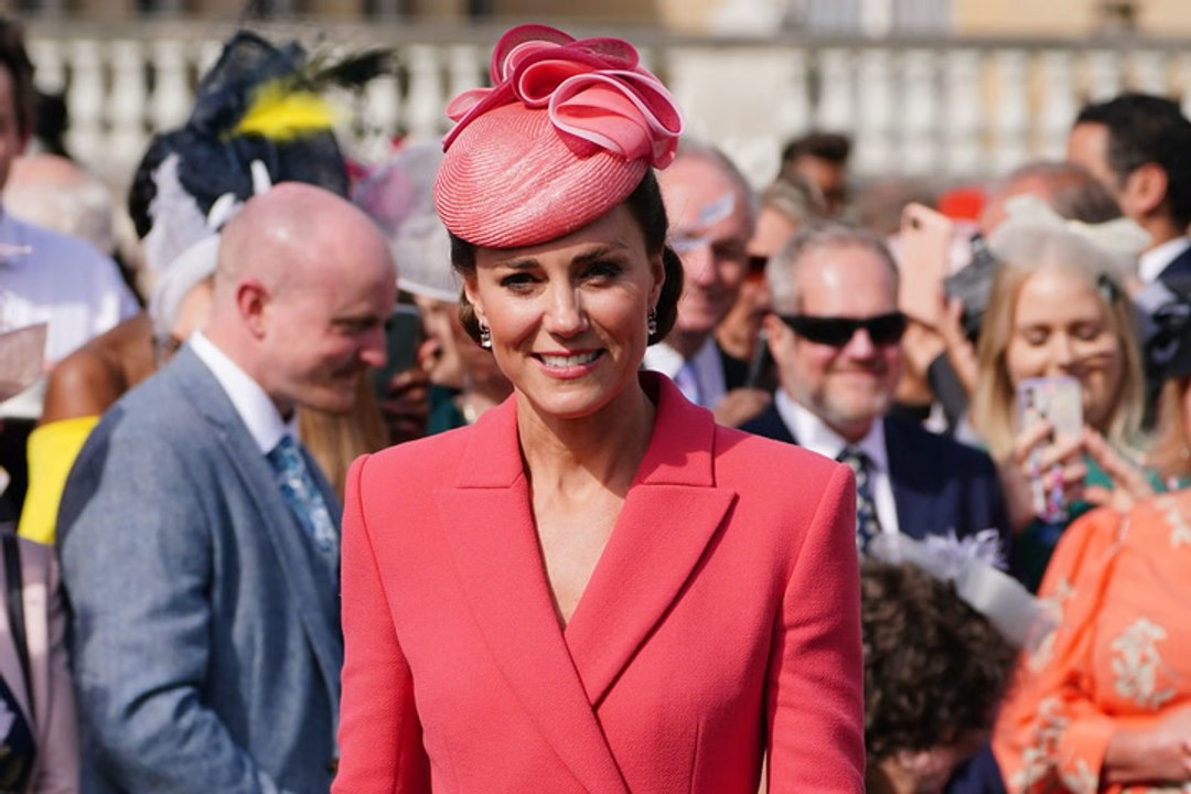 Was für eine Taille: Herzogin Kate entzückt in korallfarbenen Kleid