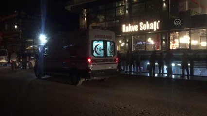 Kontrolden çıkan otomobilin kafeye girmesi sonucu 4 kişi yaralandı