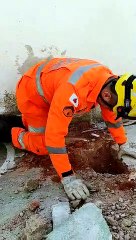 Corpo de Bombeiros salva cachorro preso em tubulação de água