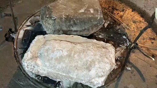 Buraco na Rua Paraná é arrumado após populares sinalizarem com galhos e sacolas