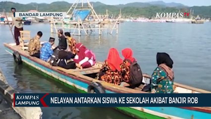 Nelayan Antarkan Siswa ke Sekolah Akibat Banjir Rob