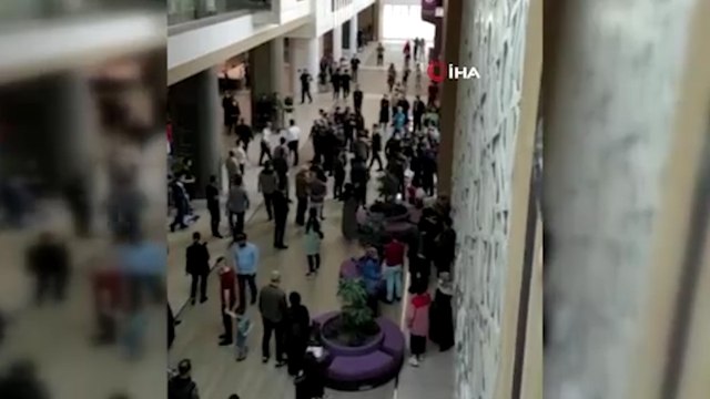 Bursa'da motosikletli kuryenin otomobilin altında can pazarı...