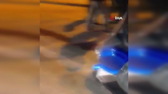 Otomobilin altında kalan motosiklet sürücüsü kurtarılmayı böyle bekledi