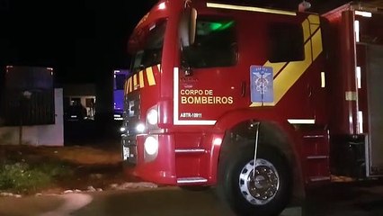 Fogo destrói carrinho de bebê e danifica parte traseira de um carro no Santa Cruz