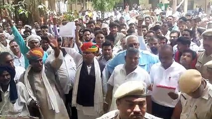 विधायक के नेतृत्व में कलक्ट्री परिसर में बजाए ढोल