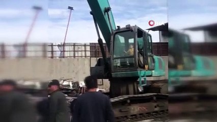 Pes! Bu çocuğun iş makinesinin direksiyonunda ne işi var ?