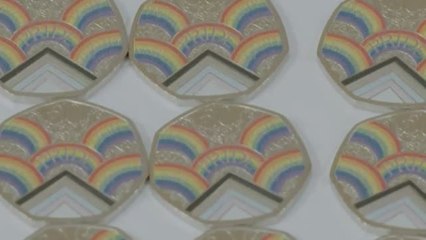 La Royal Mint de Gran Bretaña presenta una moneda de 50 peniques para celebrar el 50 aniversario del movimiento del Orgullo